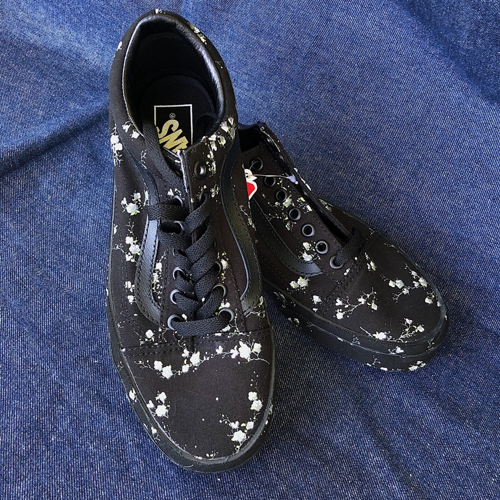Black floral vans 🤍🖤